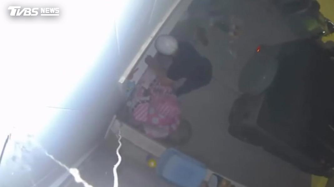 賊欲闖屋多次按壓密碼鎖失敗釀警鈴聲大響,見鄰居詭辯「我是便衣警察」,隔天再出沒遭逮。(圖/TVBS)