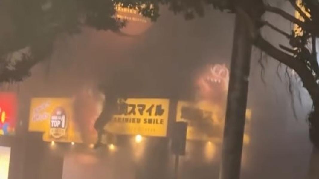 現場民眾目擊起火燒肉店二樓有人倉皇跳樓逃生。(圖/Threads@yevuoyyyyy 授權使用)