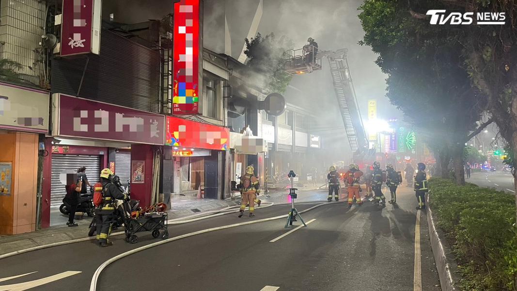 三重區一間燒肉店發生火警,現場瀰漫著濃煙,警消持續搜救。(圖/TVBS)