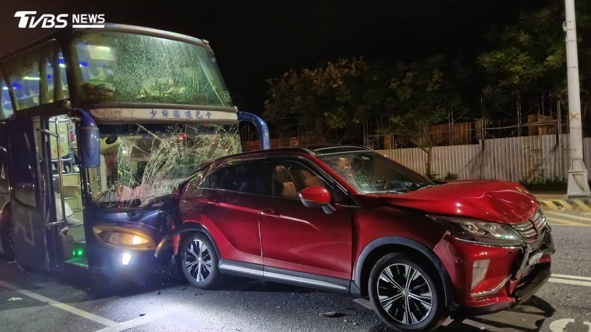 花蓮台9線連環撞!遊覽車猛撞 3車夾成一團4人受傷