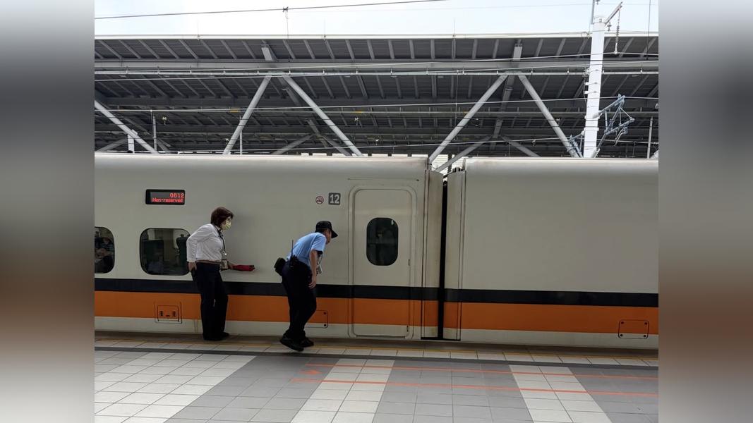 該名女性旅客疑似因身體不適,在列車進站時墜落軌道。(圖/網友@jimbtcusdt授權提供)