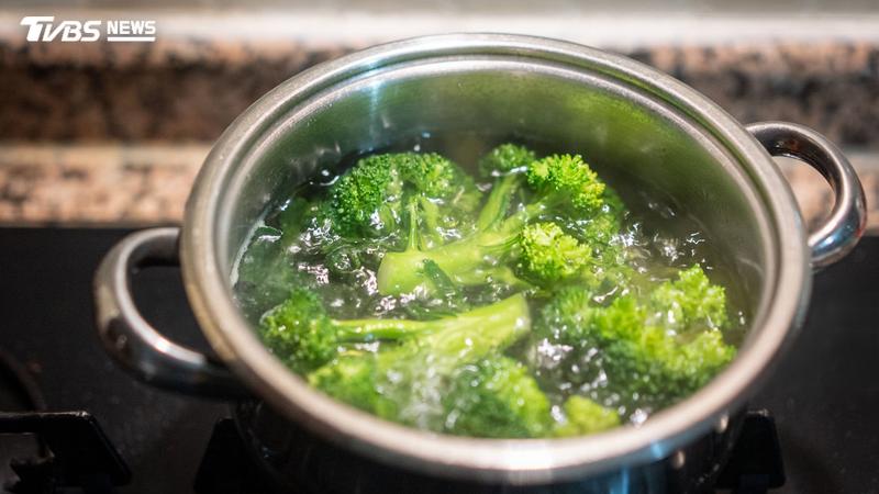 醫師指出,餐餐吃水煮菜的「無油減重法」正是脂肪肝惡化元凶。(示意圖/Shutterstock達志影像)