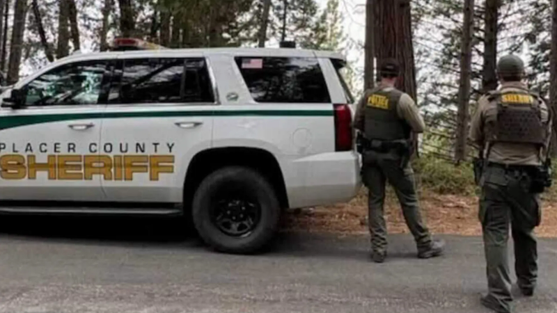 加州一名44歲的重罪通緝犯在加州愛荷華山(Iowa Hill)開車衝撞警車,更向搜救直升機開槍,隨後逃入附近樹林。(圖/翻攝自紐約郵報)