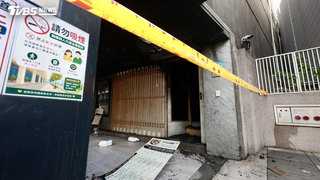 新北三重燒肉店週日晚間傳出火警,顧客從三米高的二樓跳下逃生。(圖/華子琛攝)