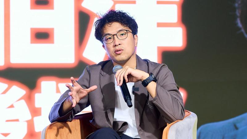 對於鬍鬚張少東挺台北市長蔣萬安,民進黨台北市長參選人沈伯洋呼籲支持者別去店家洗google評論。(圖/沈伯洋競辦提供)