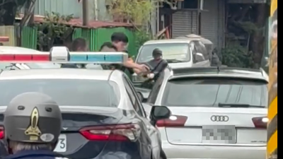 台南驚傳槍響!21歲奧迪男「毒駕衝撞警車」 警連轟14槍圍捕