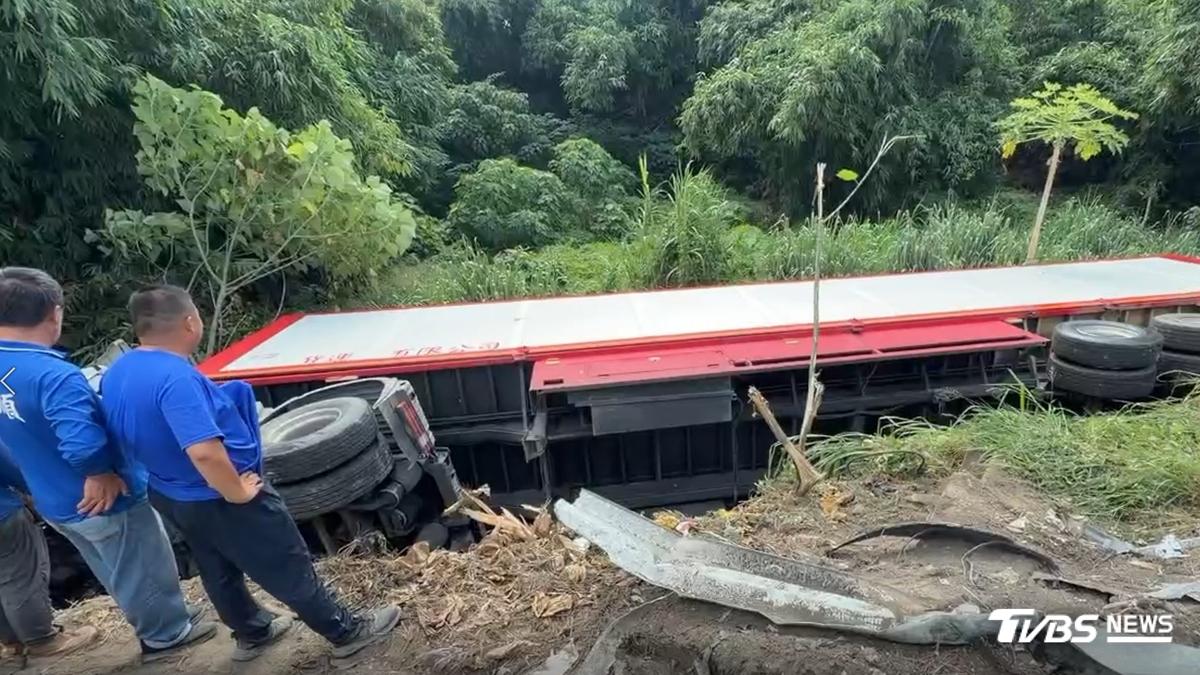 國道1號斗南段聯結車爆胎!失控撞護欄翻覆 橫躺邊坡畫面曝