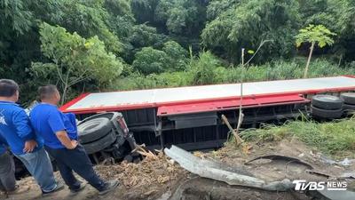 國道1號斗南段聯結車爆胎!失控撞護欄翻覆 橫躺邊坡畫面曝