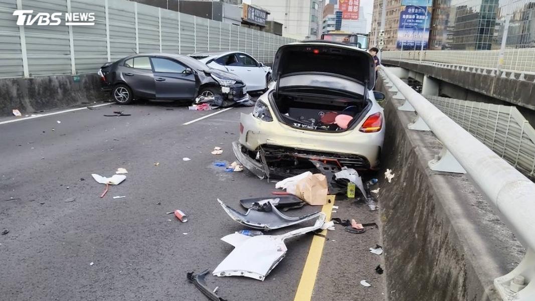 台1線高架道路稍早傳出多車追撞事故,造成8人受傷送醫。(圖/TVBS)