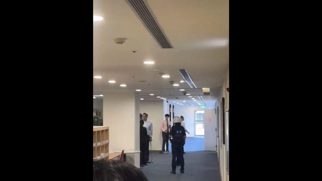 北市富邦人壽大樓傳出砍人案,警方到場處理。(圖/TVBS)