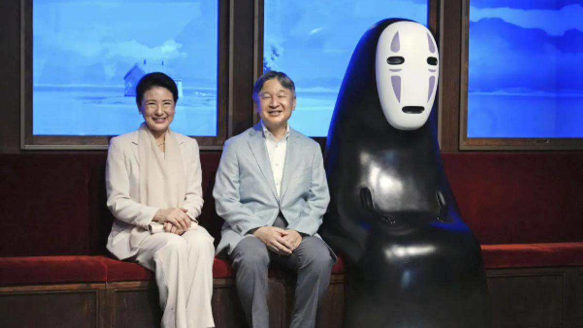 日皇夫婦造訪吉卜力公園!驚喜合照「無臉男」 天皇親自拿出手機留念