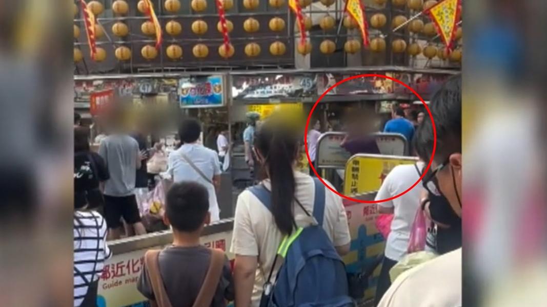 一名男子任意搬動柵欄,引發亂象。(圖/目擊民眾提供)