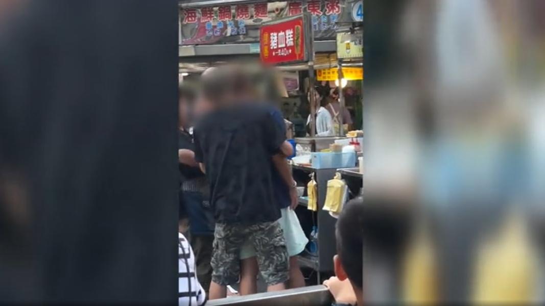石花凍阿伯好意阻止,情緒有些激動,遭其他攤商攔阻。(圖/目擊民眾提供)