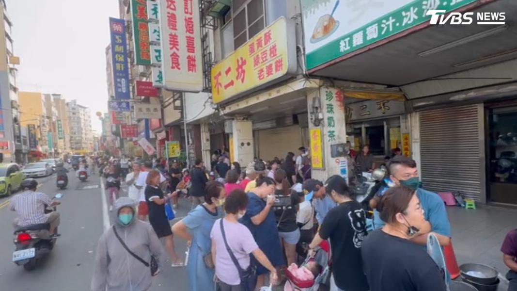 不二坊9點開店前,門口已排滿搶購人潮。(圖/TVBS)