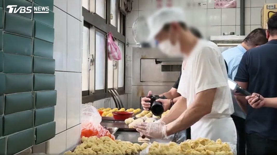 基隆看守所由兩名收容人負責製作,其中一人過去無烘焙經驗,產品推出後訂單增加。(圖/TVBS)