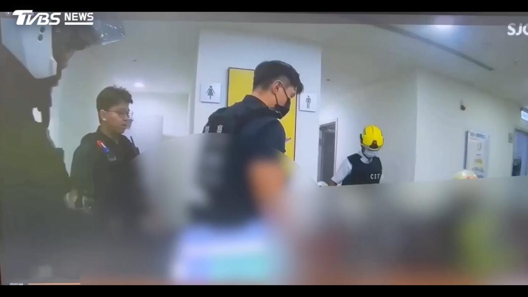 男子闖通訊處砍傷保險業務,2人多處刀傷送醫。(圖/TVBS)
