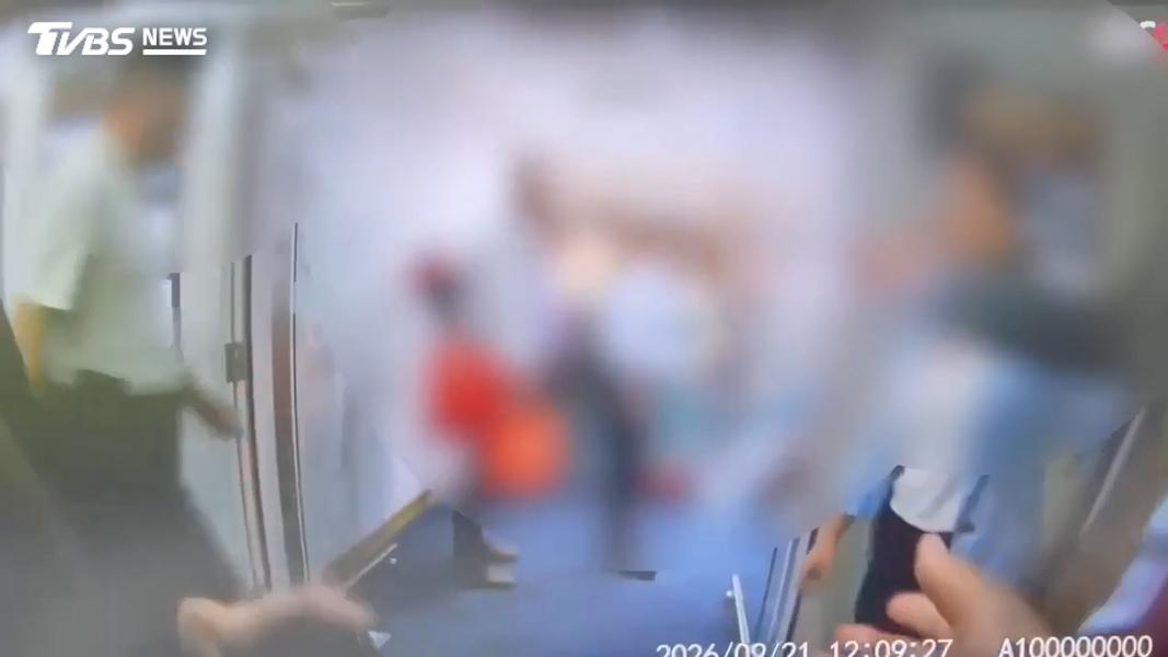 男子闖通訊處砍傷保險業務,2人多處刀傷送醫。(圖/TVBS)