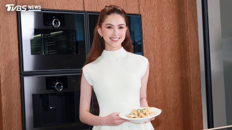 昆凌出席頂級廚電品牌開幕活動,現場示範拿手菜。(圖/趙世平攝)