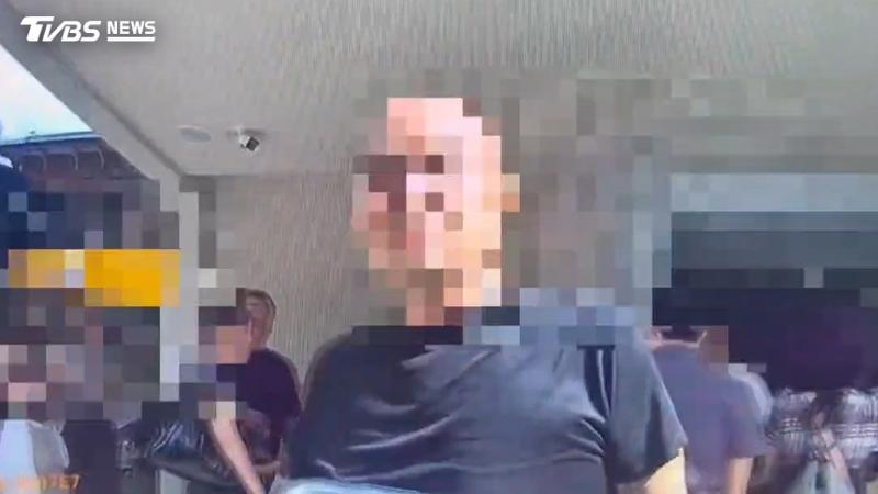 男子於台北地下街、長安西路鬧事遭警方帶回。(圖/TVBS)