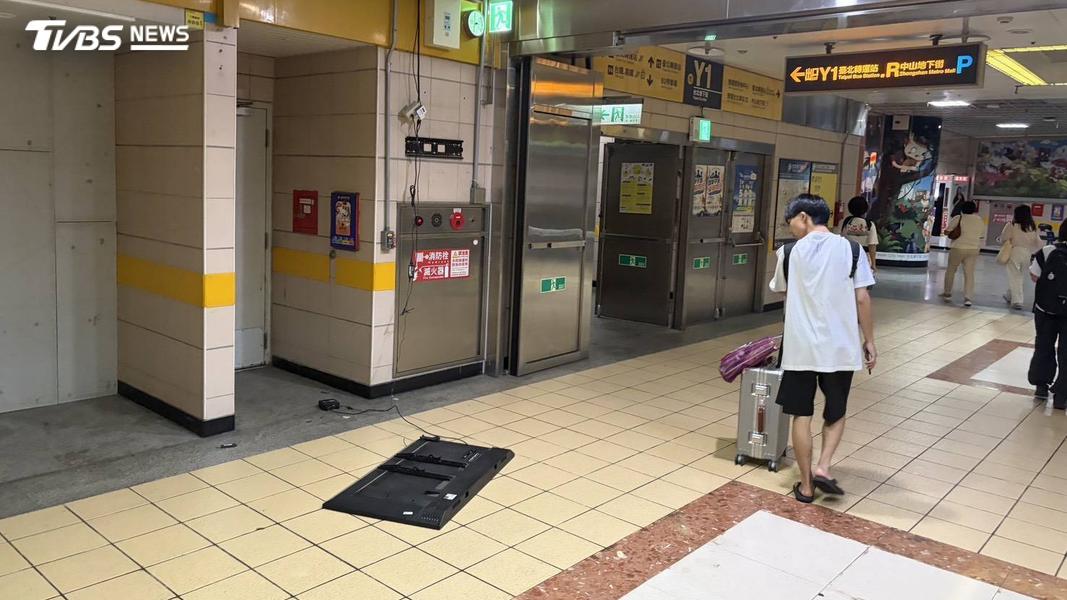 地下街電視遭砸毀。(圖/TVBS)