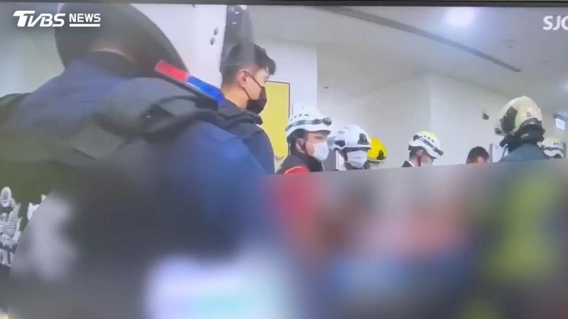 男闖富邦人壽大樓砍人,救護人員緊急將洪姓業務送醫。(圖/TVBS)