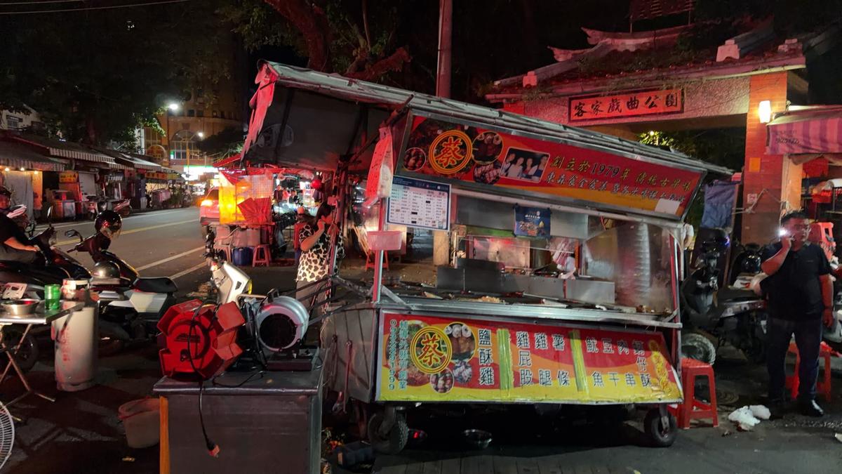 倒車撞人未停!休旅車再撞攤位「瓦斯外洩起火」釀4傷