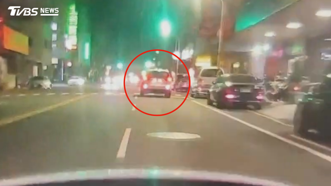 羅姓男子酒後駕車上路,遇到巡邏員警時拒絕攔檢並加速逃逸,甚至一度假裝停車受檢,卻故意衝撞執勤的民權派出所副所長,警方當場開2槍制止仍遭逃脫(圖/TVBS)