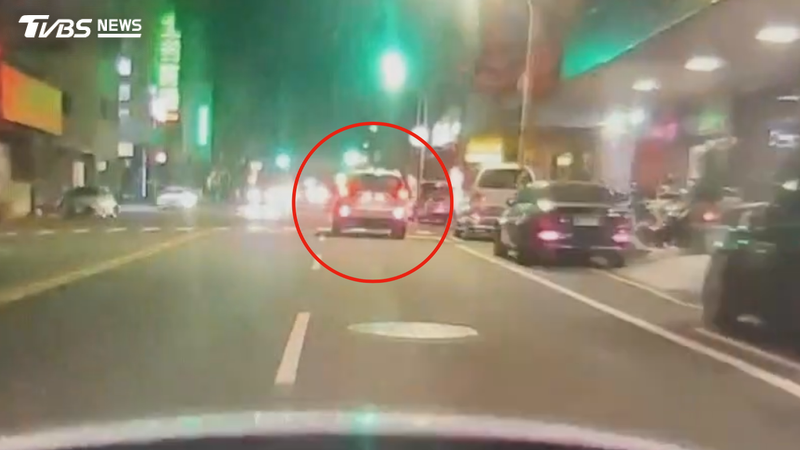 羅姓男子酒後駕車上路,遇到巡邏員警時拒絕攔檢並加速逃逸,甚至一度假裝停車受檢,卻故意衝撞執勤的民權派出所副所長,警方當場開2槍制止仍遭逃脫(圖/TVBS)