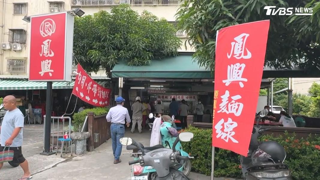 鳳山十大美食冠軍的鳳邑麵線,最近被饕客發現,位於鳳山的老店已經改名成鳳興麵線,許多當地人吃了30幾年,都沒注意到(圖/TVBS)
