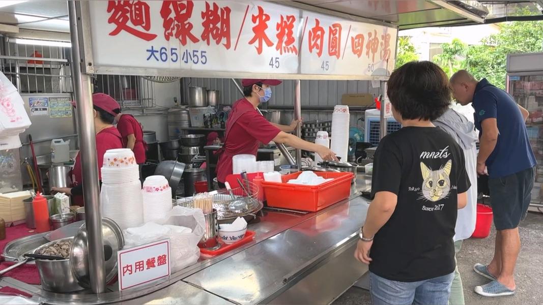 第一代老闆娘洪金鳳表示,為了避免日後產生紛爭,她決定將店名專利讓給小兒子,老店則更名為「鳳興」交給大兒子經營(圖/TVBS)