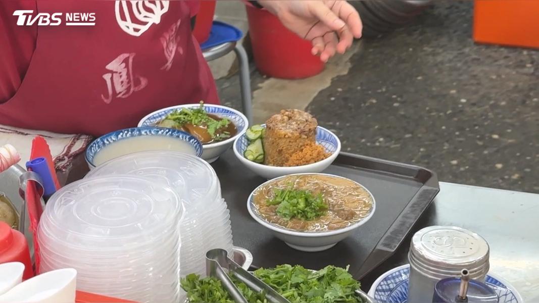 老店以麵線、四神湯、米糕及肉圓並稱「四大天王」,其中招牌麵線加入裹粉醃漬過的肉塊及腸子,深受顧客喜愛(圖/TVBS)