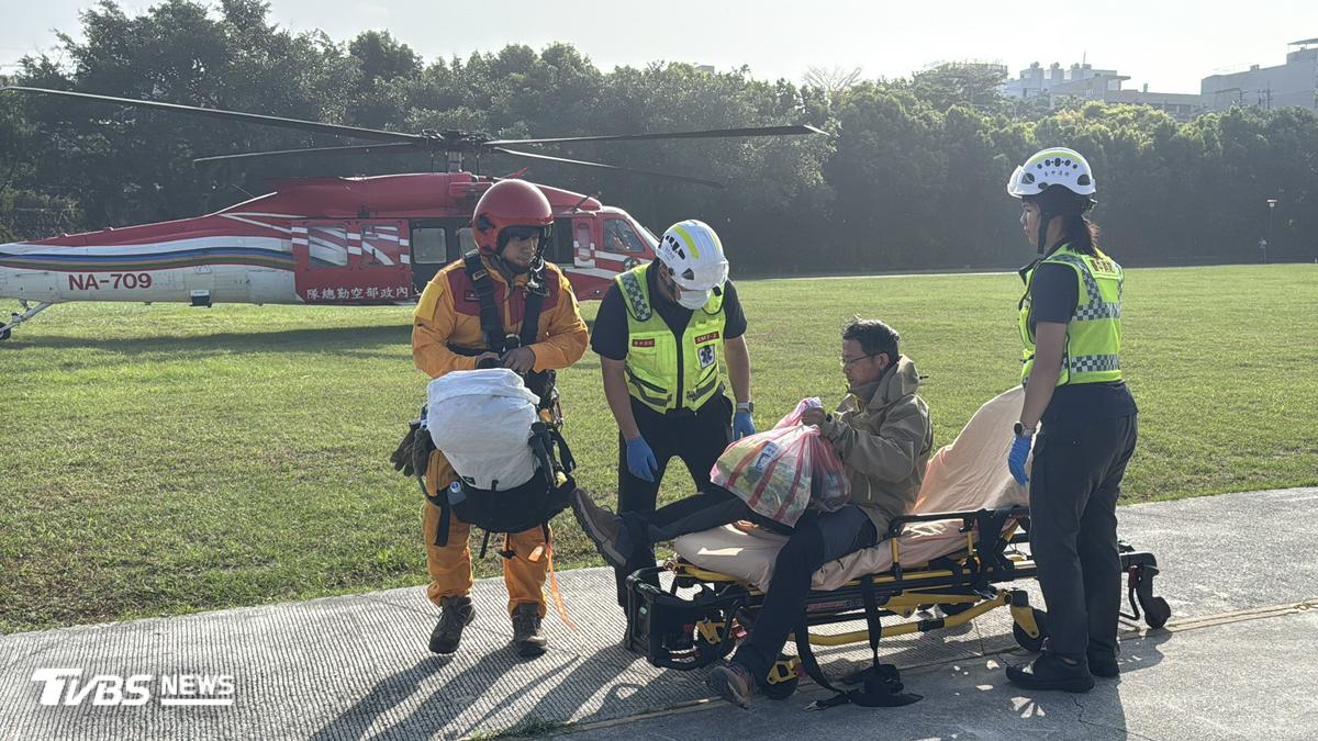 攀爬南湖大山1人跌倒受傷 黑鷹直升機馳援吊掛送醫