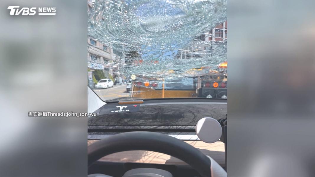 合資賣臭豆腐生意慘淡!拆夥爆財務糾紛 3車慘被砸爛(圖/TVBS)
