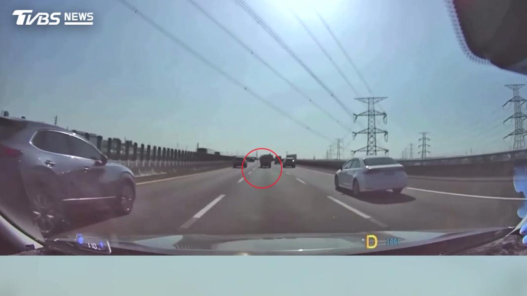 貨車鋁梯國道「跳車」險砸來車!駕駛渾然不知直接駛離(圖/TVBS)