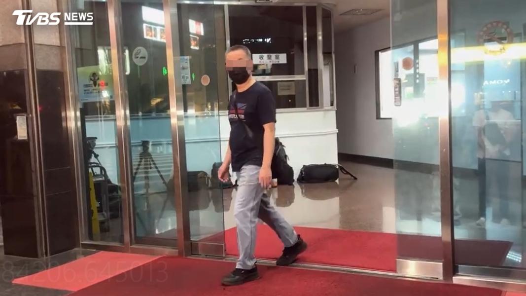 犯嫌父親被問時稱不知情,裝洽公民眾離去。(圖/TVBS)