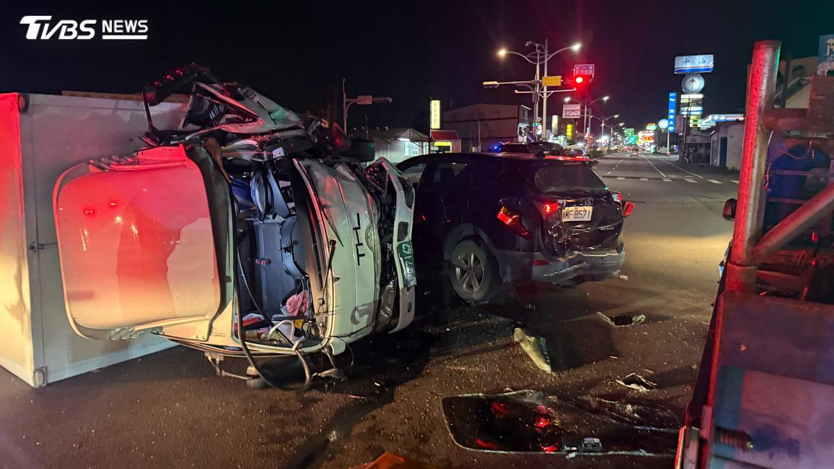 屏東枋寮連環事故!小貨車猛撞4車翻覆 五人受傷送醫