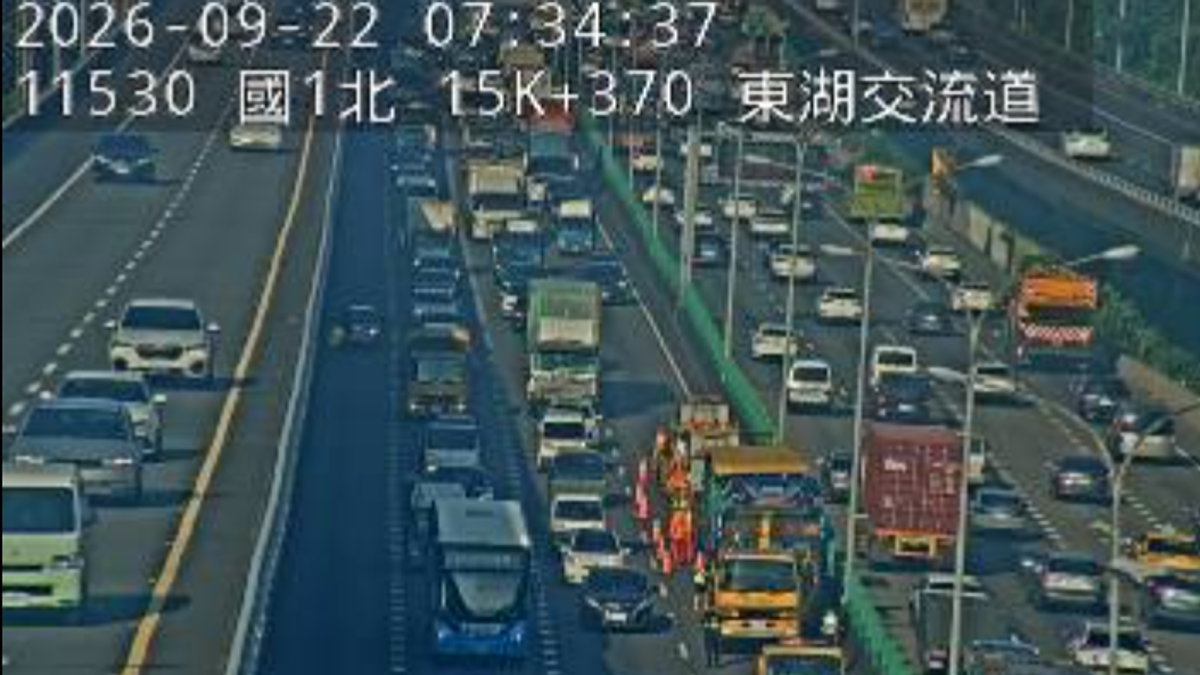 快訊/國1東湖段「4車追撞」紫爆!內外線全塞