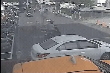 花蓮-車禍-人行道-電動腳踏車