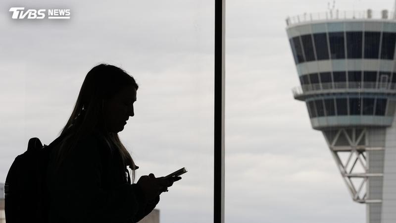 一名旅客走過費城國際機場的空中交通管制塔。(資料照/達志影像美聯社)