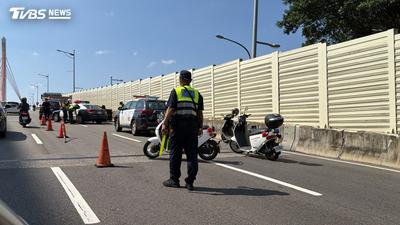 快訊/北市大直橋死亡車禍!砂石車、機車碰撞 女騎士遭輾爆頭慘死