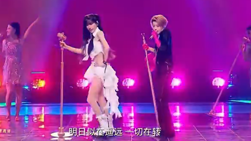 台灣歌手謝金燕與中國歌手劉雨昕合作演唱歌曲時,謝金燕被發現沒拿麥克風卻仍有歌聲傳出。(圖/翻攝自微博)