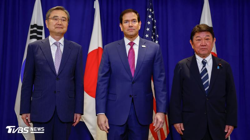 美國國務卿盧比歐(中)在紐約與南韓外交部長趙顯(左)及日本外務大臣茂木敏充會面。(圖/達志影像美聯社)