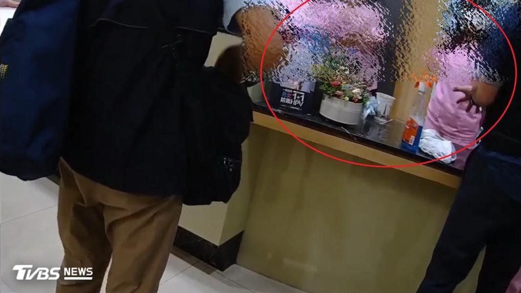 台中檢警破獲非法跨國訂製嬰兒集團,搜索某間婦產科,診所內數名待產孕母。(圖/移民署台中市專勤隊提供)
