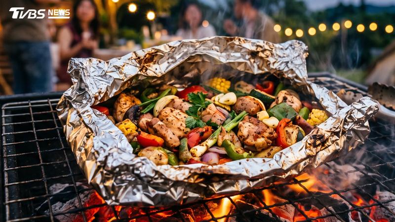 烤肉用的鋁箔紙亮面或霧面朝外,受熱與導熱差異並不明顯。(圖/AI 生成)