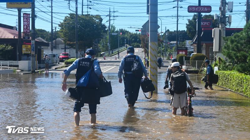強颱杜鵑挾帶猛烈雨勢侵襲日本關東(圖/達志影像美聯社)