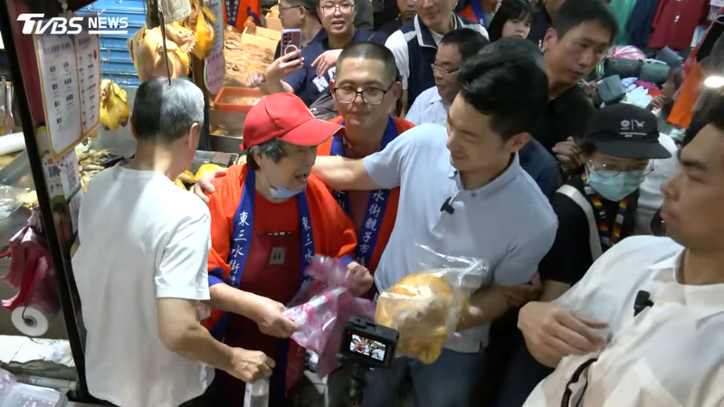 台北市長蔣萬安今視察新富市場,有攤商拿出整隻雞相送。(圖/TVBS)