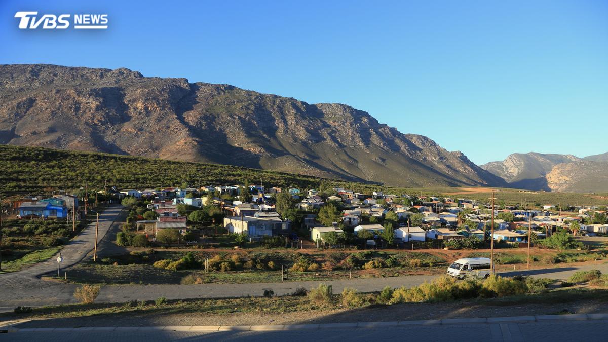 南非半沙漠小鎮成藝術聖地 廢塑膠也能變創意