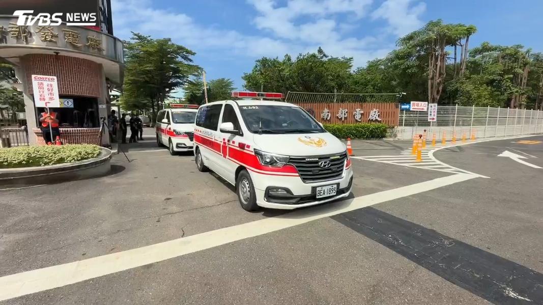事故發生後,救護車、消防車頻繁進出台電南部發電廠大門口,勞檢處人員也到場進行調查。(圖/TVBS)
