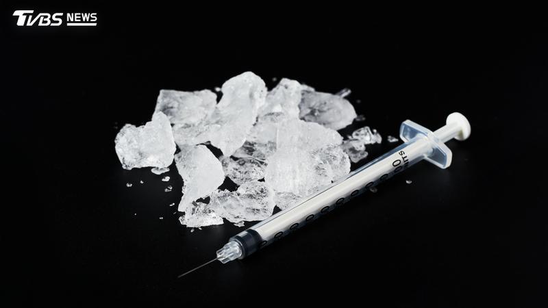 巴西男子為了走私毒品,竟將超過1公斤、多達100粒冰毒膠囊吞進肚內。(示意圖/Shutterstock達志影像)