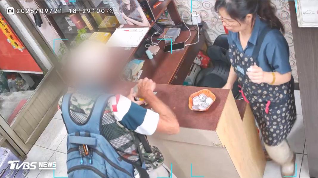 外國老翁頻現身潮州借錢,先說沒錢吃飯,隔天改口找手機。(圖/TVBS)